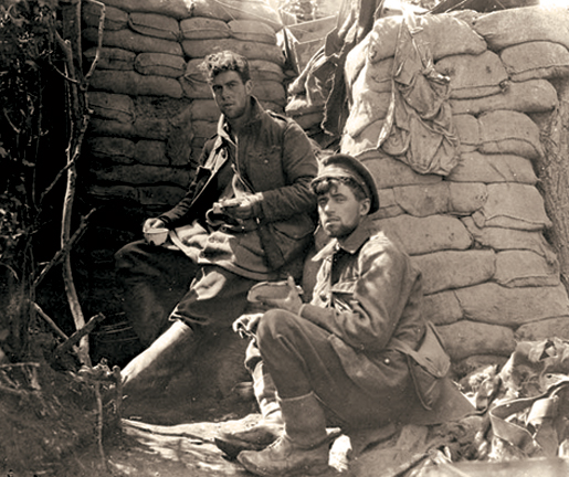 Lunch in the trenches. [PHOTO: LIBRARY AND ARCHIVES CANADA—PA000157]