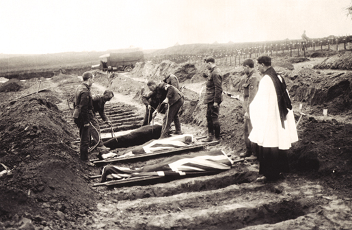 Soldiers are laid to rest in May 1918. [PHOTO: WILLIAM RIDER-RIDER, LIBRARY AND ARCHIVES CANADA—PA004352]