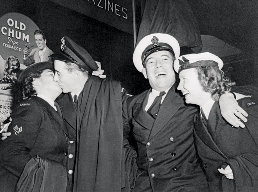 Kisses and hugs are shared by Canadian military personnel in Ottawa on hearing of Japan’s surrender in August 1945. [LAC/C-003226]